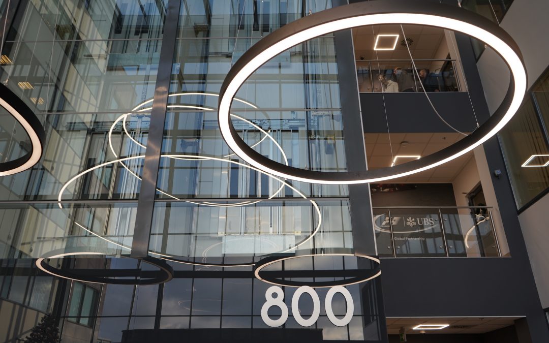 New interior of the atrium of the building 800